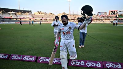 শততম টেস্টে সেঞ্চুরির দ্বারপ্রান্তে মুশফিক, বড় সংগ্রহে বাংলাদেশ