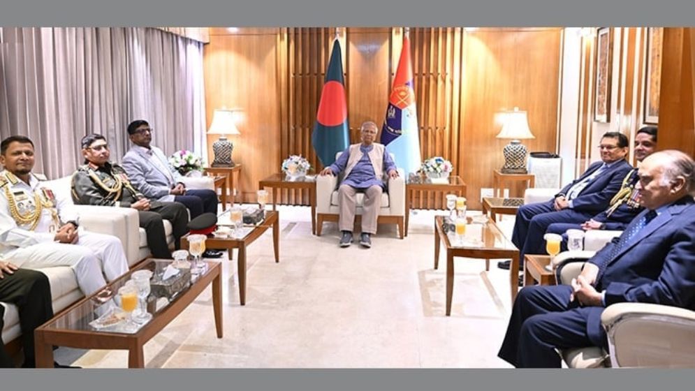 প্রধান উপদেষ্টার সঙ্গে তিন বাহিনীর প্রধানদের সাক্ষাৎ