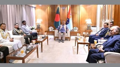 প্রধান উপদেষ্টার সঙ্গে তিন বাহিনীর প্রধানদের সাক্ষাৎ