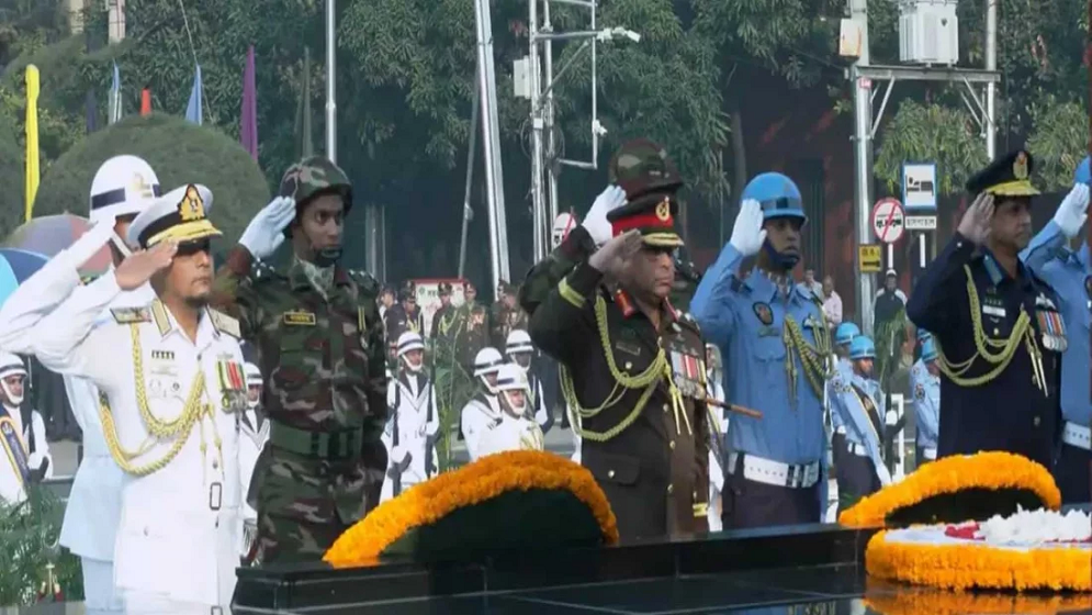 শিখা অনির্বাণে তিন বাহিনীপ্রধানের শ্রদ্ধাঞ্জলি