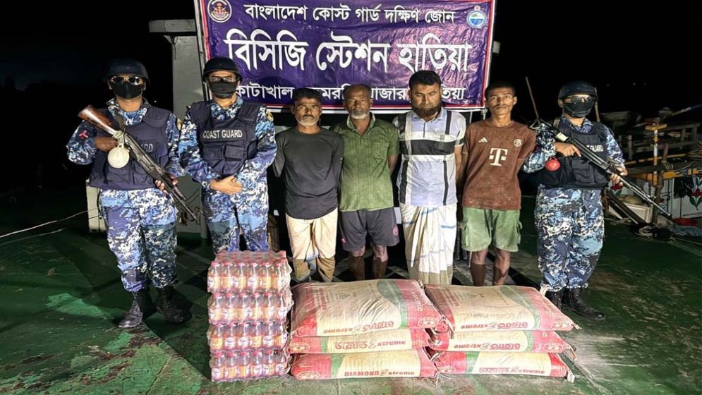 মিয়ানমারগামী পণ্য পাচারের সময় চার চোরাকারবারি আটক