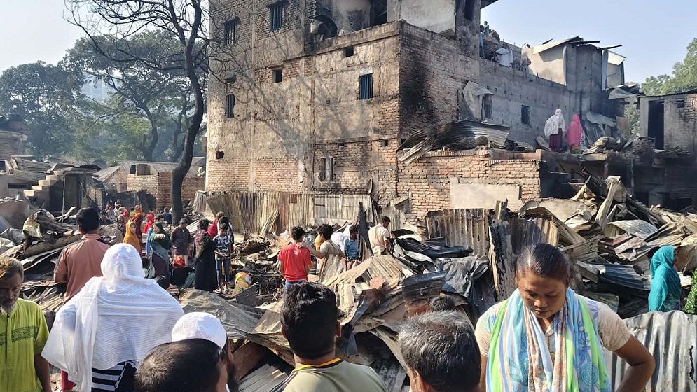 কড়াইল বস্তিতে উৎসুক জনতার ভিড়, ব্যাহত উদ্ধার কার্যক্রম