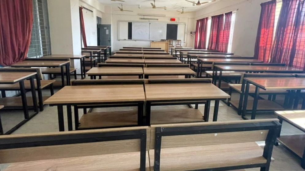 বিভাগীয় প্রধানের পদত্যাগের দাবিতে তড়িৎ প্রকৌশলের শিক্ষার্থীদের ক্লাস-পরীক্ষা বর্জন