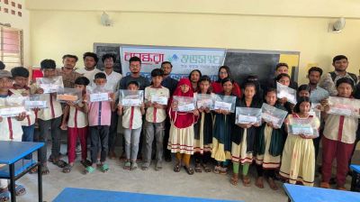 প্রাথমিক বিদ্যালয়ের শেষ দিনে শিক্ষার্থীদের মুখে হাসি ফোটাল বসুন্ধরা শুভসংঘ