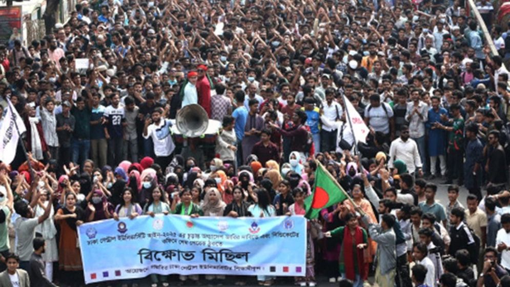 সায়েন্সল্যাবে শিক্ষার্থীদের বিক্ষোভ, যান চলাচল বন্ধ