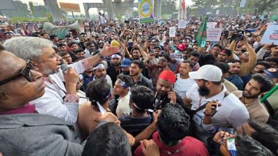 বিটিআরসি ঘেরাও করে মোবাইল ব্যবসায়ীদের আন্দোলন