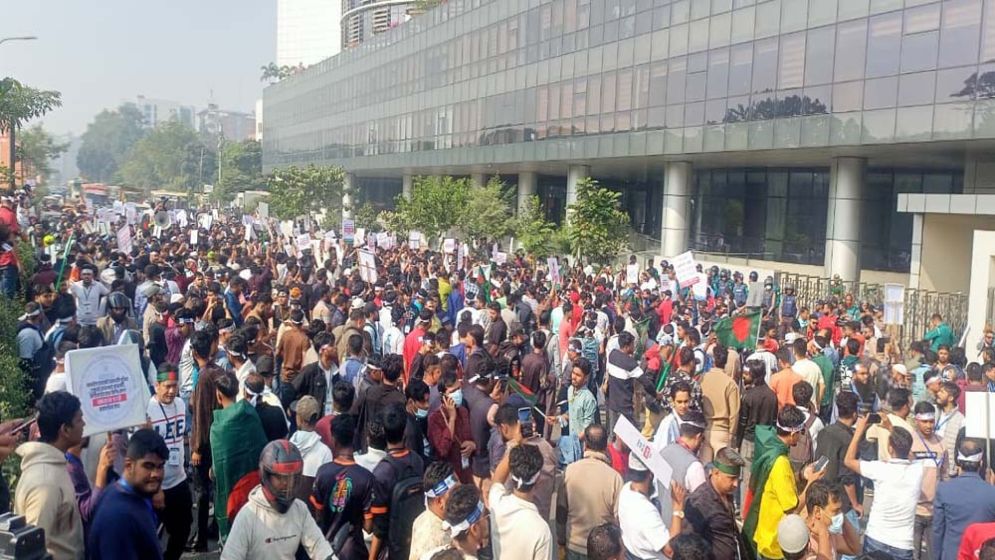 সারা দেশে মোবাইলের দোকান বন্ধ, বিটিআরসি ঘেরাওয়ের হুঁশিয়ারি