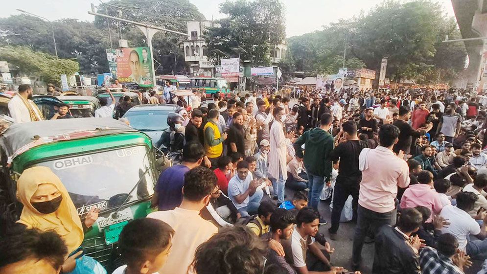আইজিপিকে অপসারণের দাবিতে শাহবাগ অবরোধ