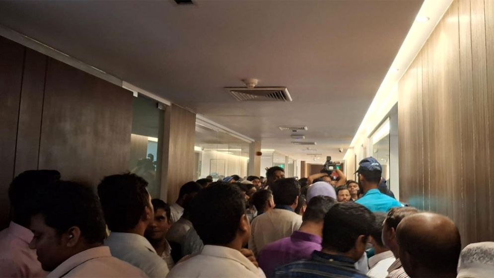 সচিবালয়ে ৬ ঘণ্টা ধরে অবরুদ্ধ অর্থ উপদেষ্টা