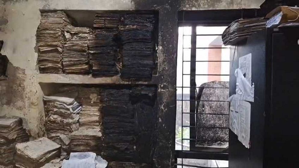 লক্ষ্মীপুর জেলা নির্বাচন অফিসে আগুন দিল দুর্বৃত্তরা