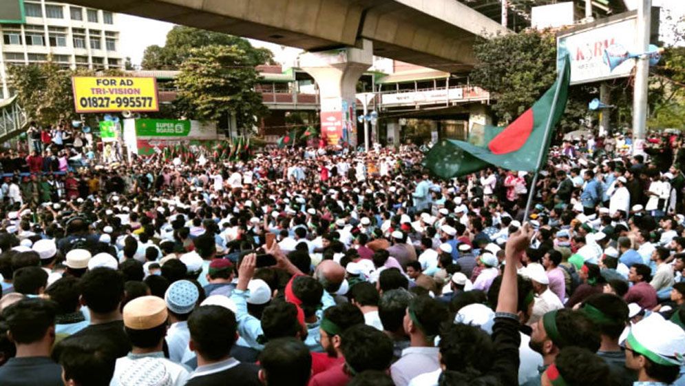 হাদি হত্যার বিচার দাবিতে ছাত্র-জনতার বিক্ষোভে উত্তাল শাহবাগ