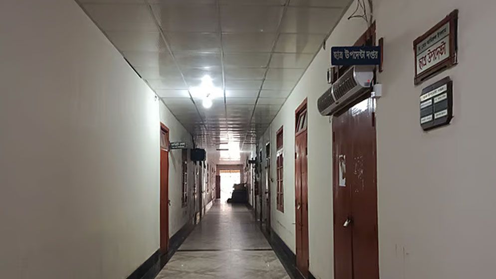 রাবিতে আওয়ামীপন্থি ডিনদের পদত্যাগের দাবিতে প্রশাসন ভবনের সব কার্যালয়ে তালা