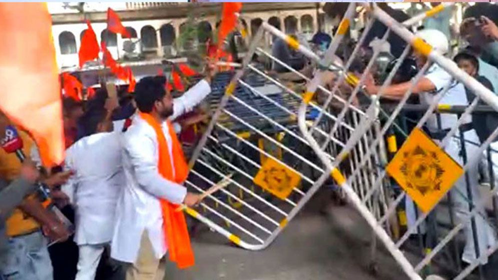 কলকাতায় বাংলাদেশ উপদূতাবাসের সামনে হিন্দুত্ববাদীদের বিক্ষোভ-সংঘর্ষ