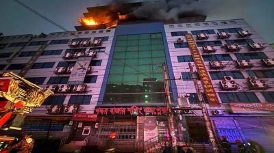 গুলিস্তানের খদ্দর মার্কেটে আগুন, নিয়ন্ত্রণে ৯ ইউনিট