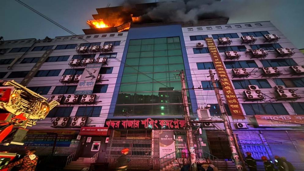 গুলিস্তানের খদ্দর মার্কেটে আগুন, নিয়ন্ত্রণে ৯ ইউনিট