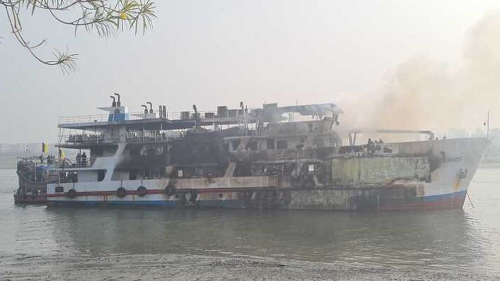 সেন্টমার্টিনগামী জাহাজে আগুনে কর্মচারী নিহত, জীবিত উদ্ধার ১৫