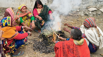 খড়কুটোর আগুনে শীত নিবারণের চিরায়ত গল্প