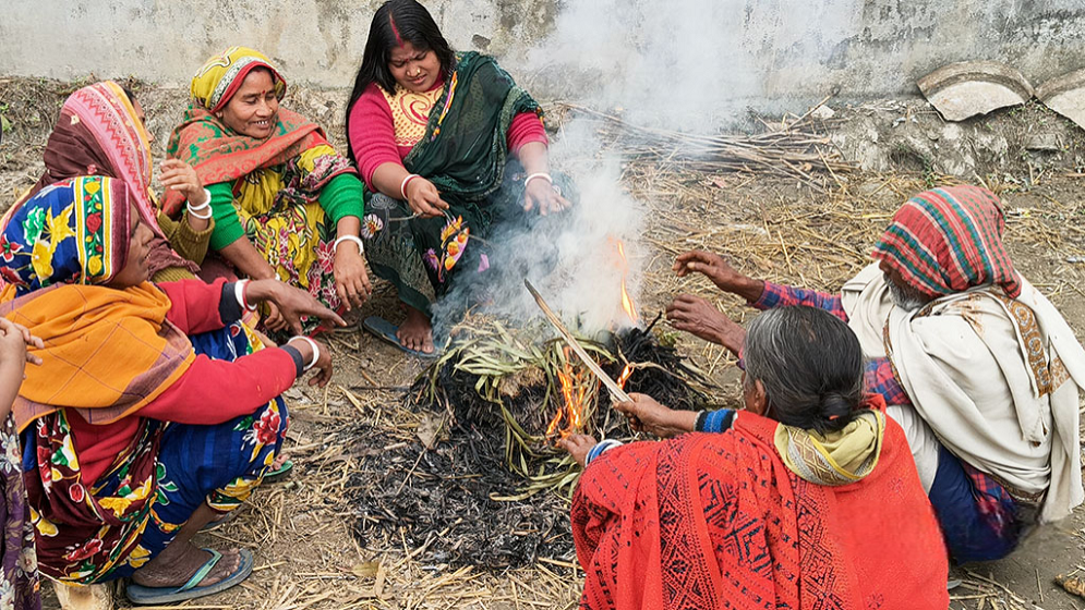 খড়কুটোর আগুনে শীত নিবারণের চিরায়ত গল্প