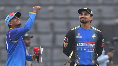 টস জিতে ফিল্ডিংয়ে রংপুর রাইডার্স