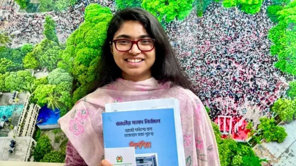 ঢাকা-৯ আসনে মনোনয়নপত্র জমা দিয়েছেন তাসনিম জারা