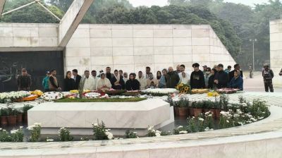 দাদির সমাধিতে শ্রদ্ধা জানালেন জাইমা রহমান