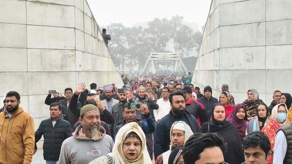 খালেদা জিয়ার কবর জিয়ারত করতে মানুষের ঢল