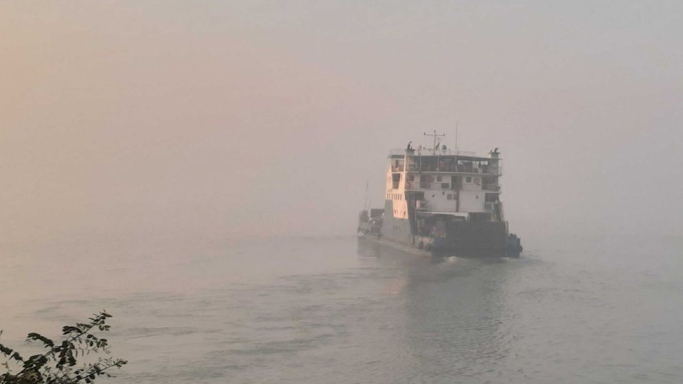 ঘন কুয়াশায় দৌলতদিয়া-পাটুরিয়ায় ফেরি চলাচল বন্ধ
