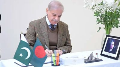 খালেদা জিয়ার প্রতি শ্রদ্ধা জানাতে বাংলাদেশ হাইকমিশনে পাকিস্তানের প্রধানমন্ত্রী