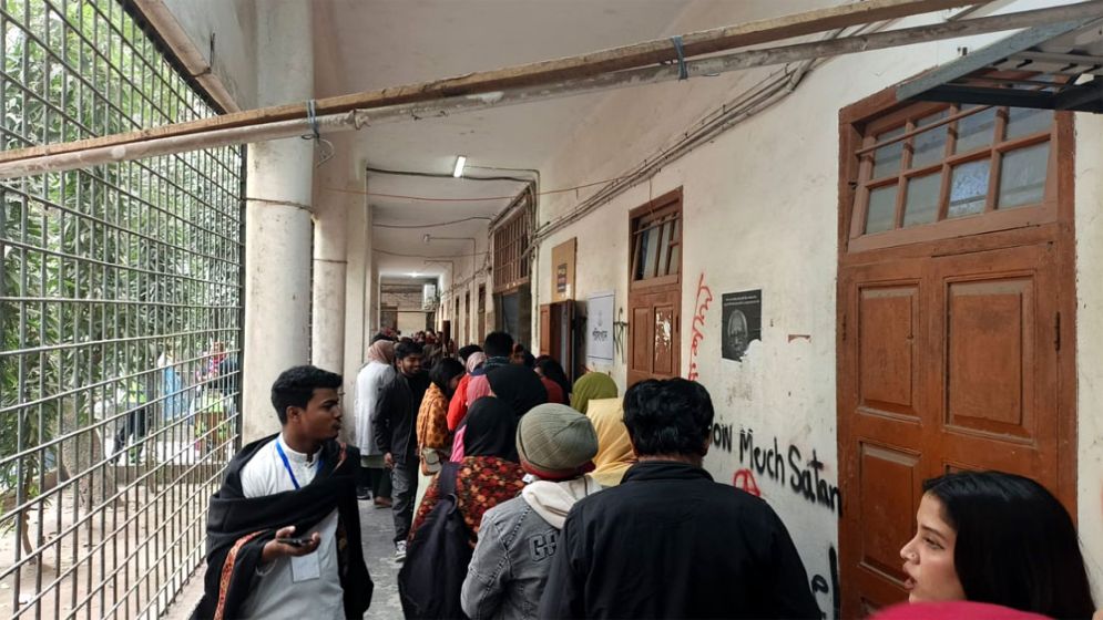 জকসু নির্বাচন: কেন্দ্রে ভোটারদের দীর্ঘ সারি
