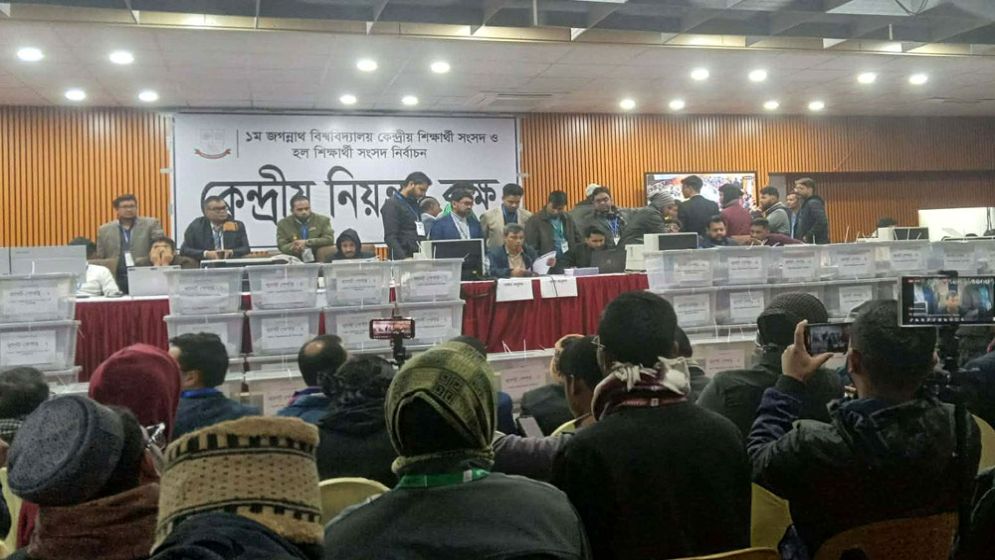 ভিপি পদে চলছে হাড্ডাহাড্ডি লড়াই, জিএস এজিএসে এগিয়ে শিবির