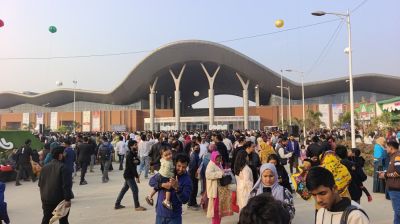 ছুটির দিনে জমজমাট আন্তর্জাতিক বাণিজ্য মেলা