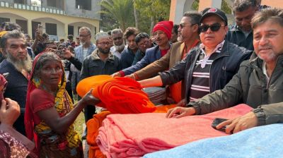 পাইকগাছায় বাসস চেয়ারম্যানের কম্বল বিতরণ