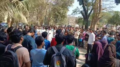 শাকসু স্থগিতের রিটের শুনানি দুপুরে, ক্যাম্পাসে নির্বাচন চেয়ে বিক্ষোভ