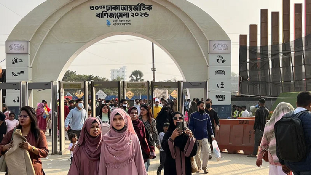 ছুটির দিনে জমজমাট বাণিজ্য মেলা, বেড়েছে বিক্রি