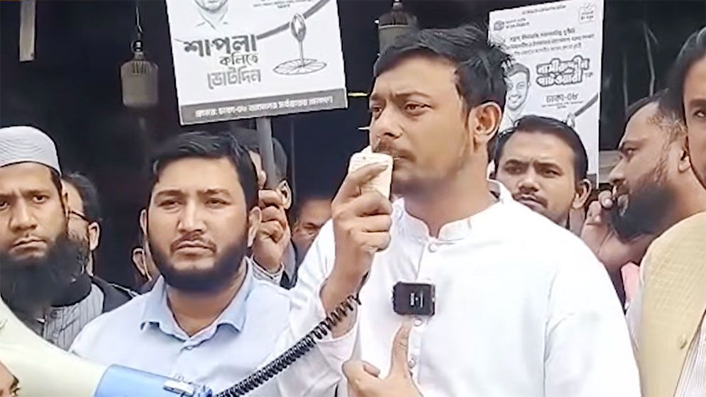 একদল ভিতু হয়ে ময়লা পানি আর ডিম ছুড়ে মারছে: নাসীরুদ্দীন পাটওয়ারী