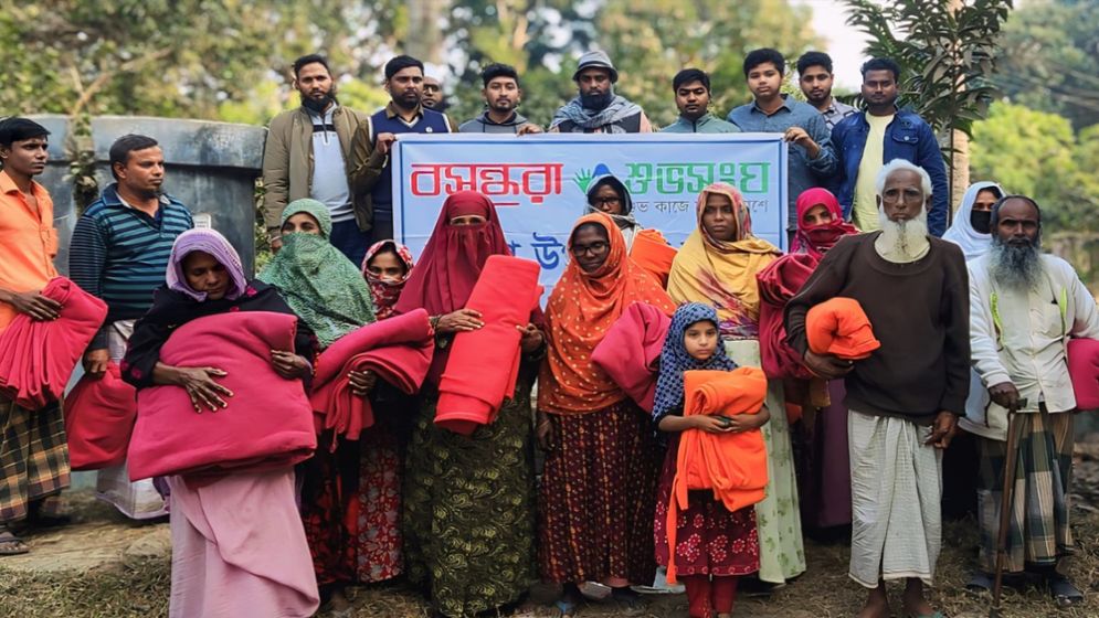 সিংড়ায় বসুন্ধরা শুভসংঘের শীতকালীন উপহার বিতরণ