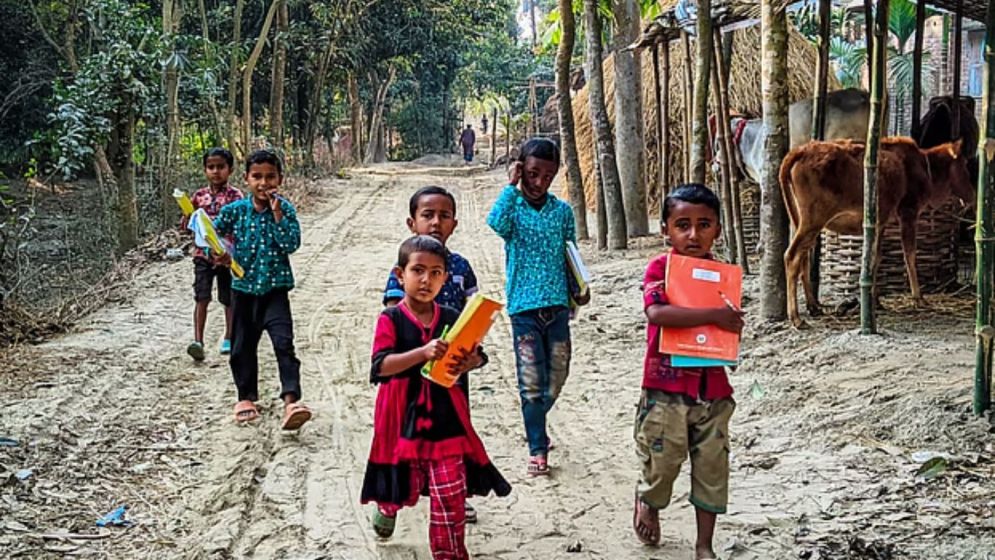 বই হাতে আগামীর পথে