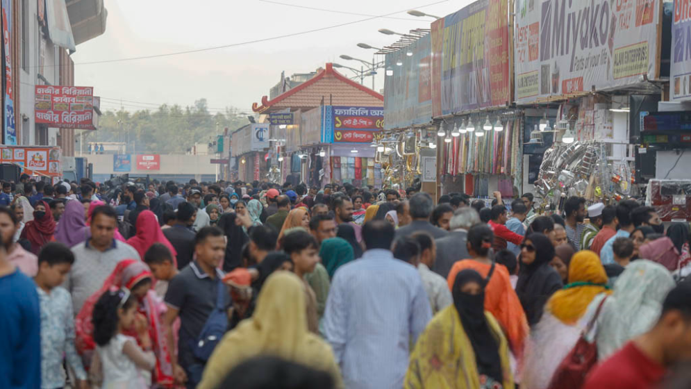 উপচেপড়া ভিড়ে শেষ মুহূর্তের কেনাকাটা