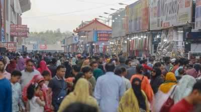 উপচেপড়া ভিড়ে শেষ মুহূর্তের কেনাকাটা