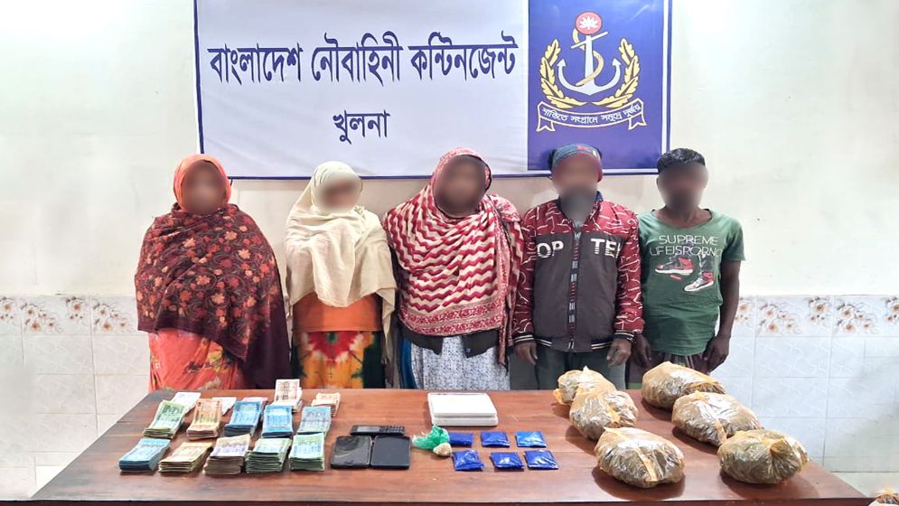 নির্বাচন ঘিরে নৌবাহিনীর বিশেষ অভিযান, অস্ত্রসহ আটক ১১