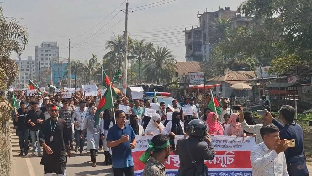 আড়াই ঘণ্টা পর তেজগাঁওয়ের সাতরাস্তা ছেড়েছেন শিক্ষার্থীরা