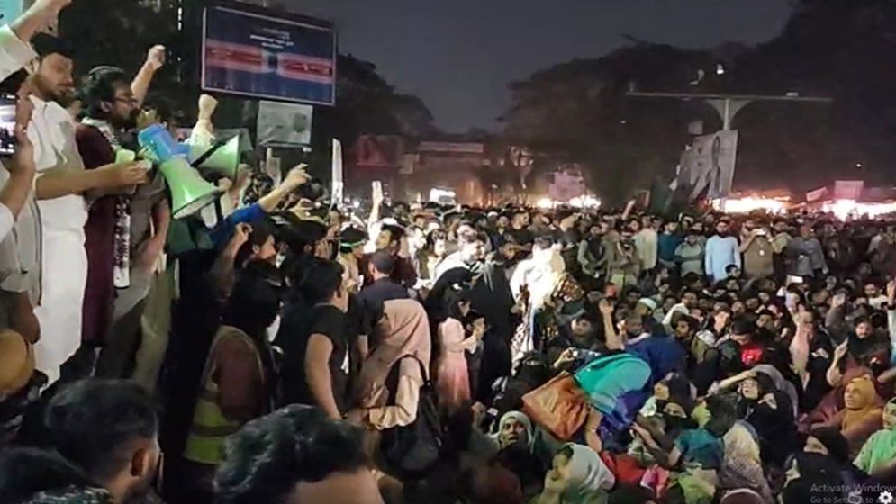 পুলিশের সঙ্গে সংঘর্ষের পর ইনকিলাব মঞ্চের শাহবাগ অবরোধ