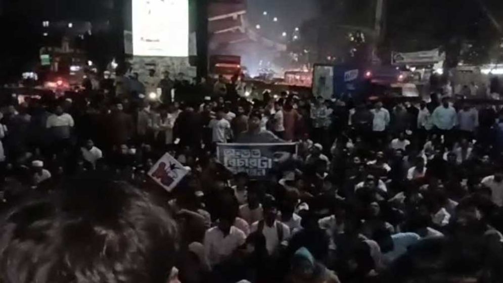 ঢাকায় হামলার প্রতিবাদে চট্টগ্রামে ইনকিলাব মঞ্চের সড়ক অবরোধ