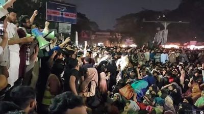 পুলিশের সঙ্গে সংঘর্ষের পর ইনকিলাব মঞ্চের শাহবাগ অবরোধ