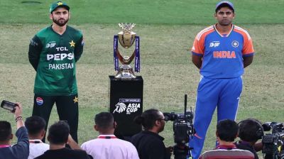 উৎসবের মঞ্চে ‘রাজনীতি বনাম ক্রিকেট’-এর লড়াই