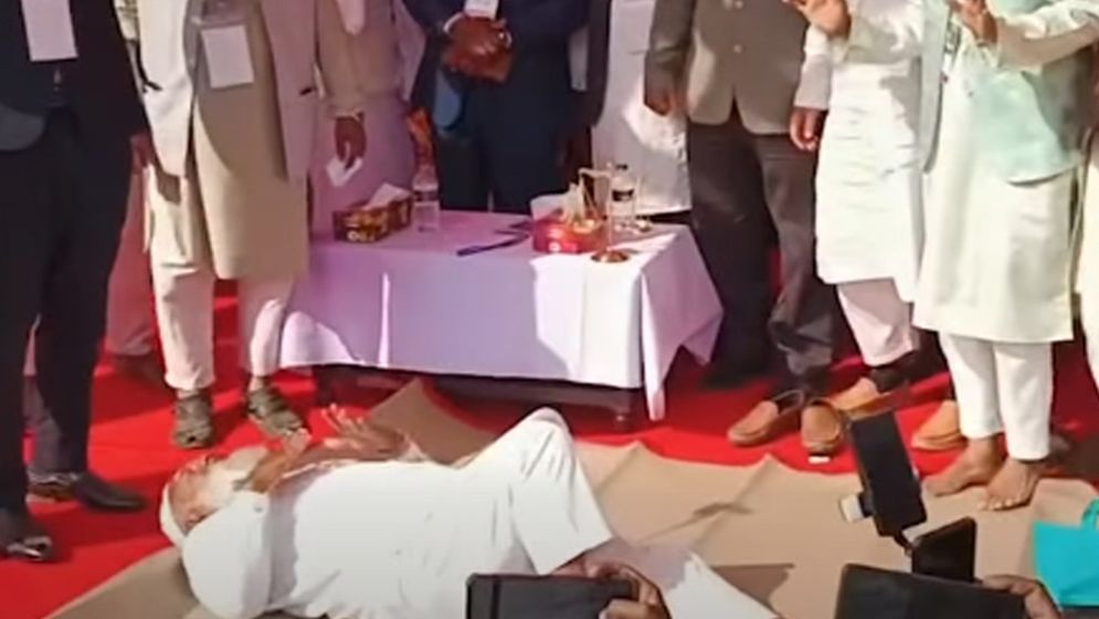 শীতল পাটি উপহার পেয়ে মঞ্চেই শুয়ে পড়লেন জামায়াত আমির