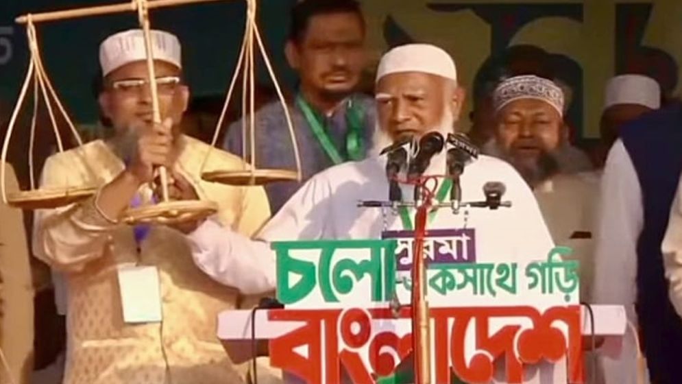 প্রার্থীর হাতে দাঁড়িপাল্লা তুলে দিলেন জামায়াত আমির