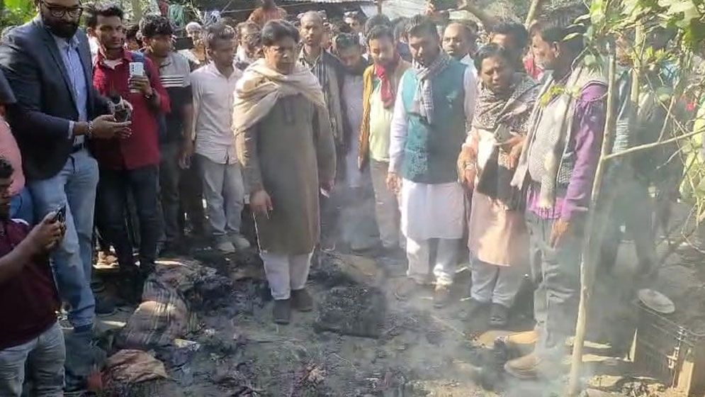 গভীর রাতে নুরের সমর্থকের বাড়িতে আগুন দেওয়ার অভিযোগ