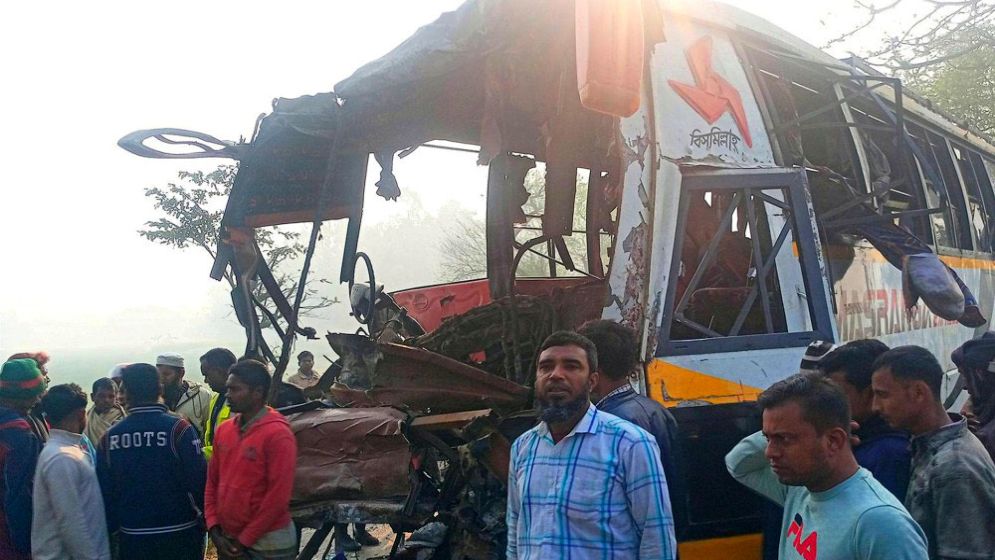 পাবনায় দুই বাসের মুখোমুখি সংঘর্ষে নিহত ২