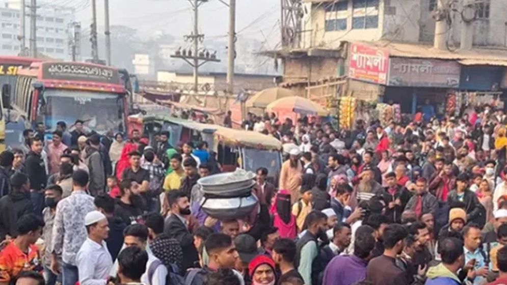 অতিরিক্ত ভাড়া আদায়ের প্রতিবাদে নবীনগর-চন্দ্রা মহাসড়ক অবরোধ